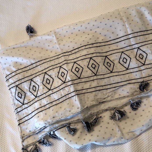 BCBG Black and White scarf with tassels - Picture 2 of 4